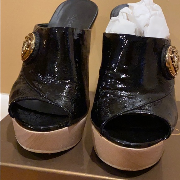 Gucci Hysteria Black Patent Leather Clogs - Picture 3 of 7